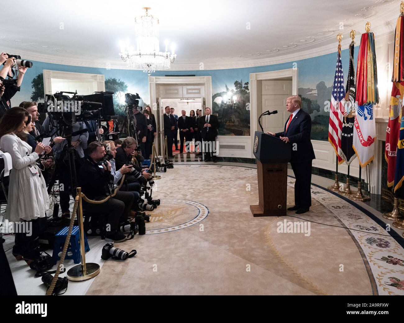 Presidente Trump affronta il suo commento alla nazione la domenica mattina, Ottobre 27, 2019, la carriera diplomatica Sala di accoglienza della Casa Bianca per annunciare i dettagli dell'U.S. Forze per le operazioni speciali missione contro il famigerato leader ISIS Abu Bakr al-Baghdadi è composto in Siria. Foto Stock