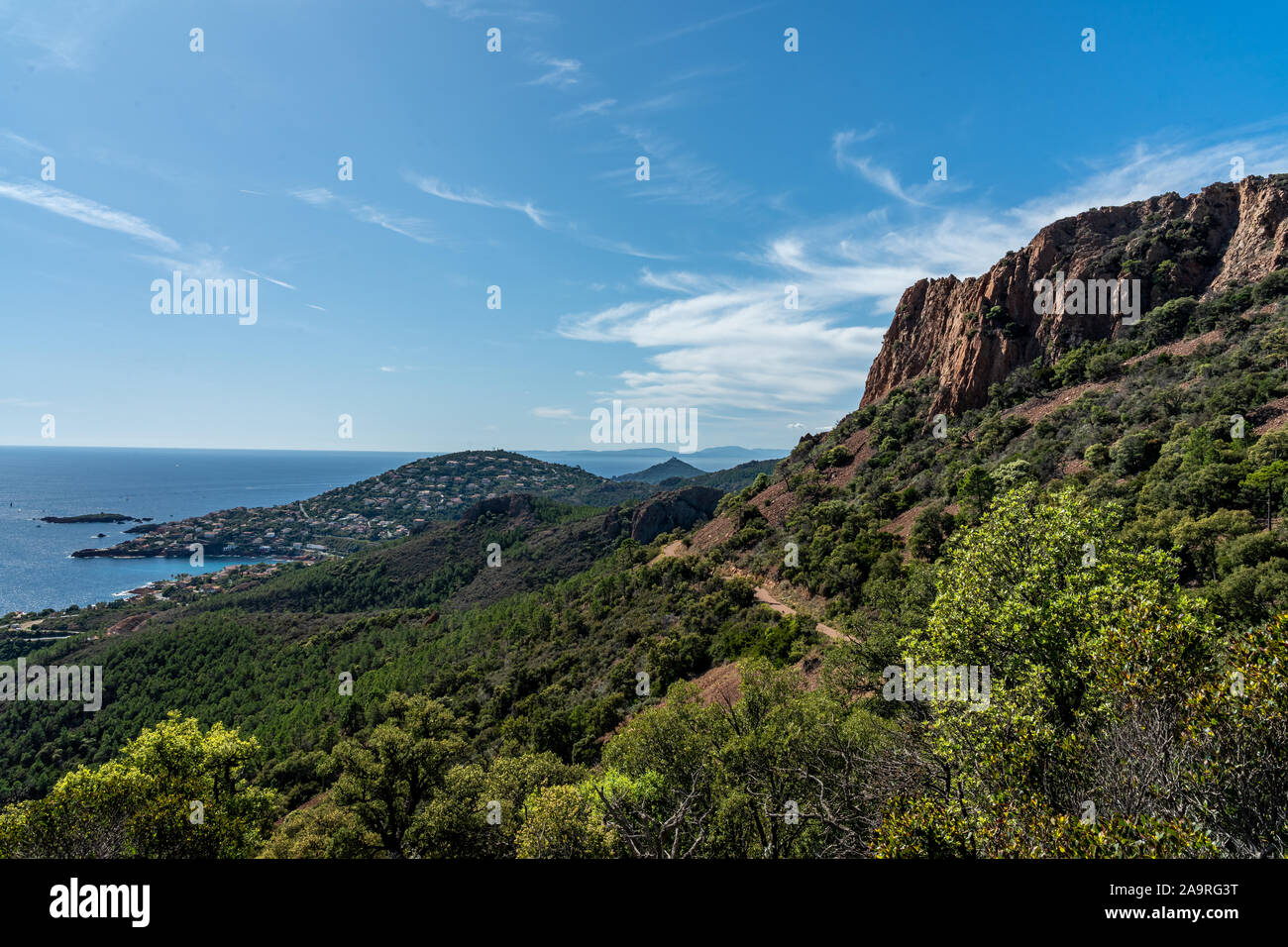 Cap roux sentiero escursionistico in rocce rosse delle montagne Esterel con il blu del mare del Mediterraneo Foto Stock