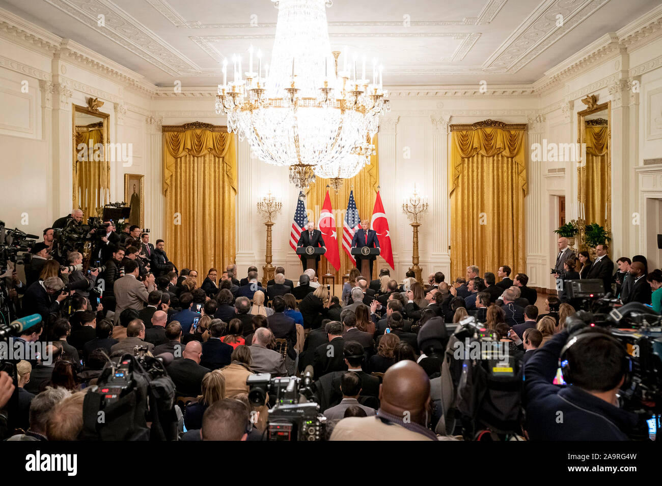 Presidente Trump partecipa a una conferenza stampa congiunta con il presidente turco Recep Erdogan Mercoledì, nov. 13, 2019, nella Sala Est della Casa Bianca. Foto Stock