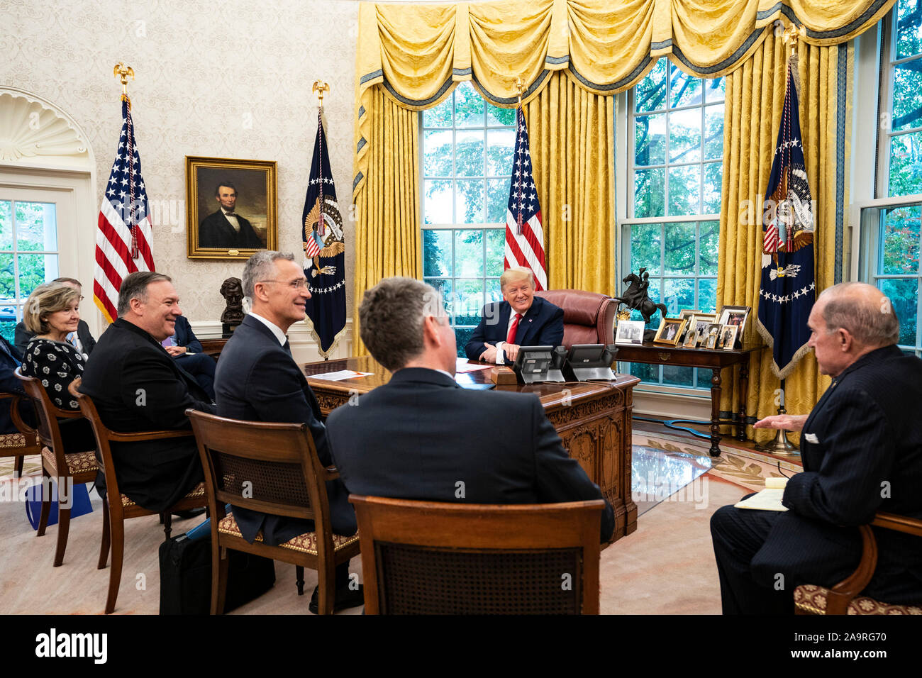 Presidente Trump partecipa alla riunione con il Ministro degli esteri francese Jean-Yves Le Drian Giovedì, nov. 14, 2019, nell'Ufficio Ovale della Casa Bianca. Foto Stock