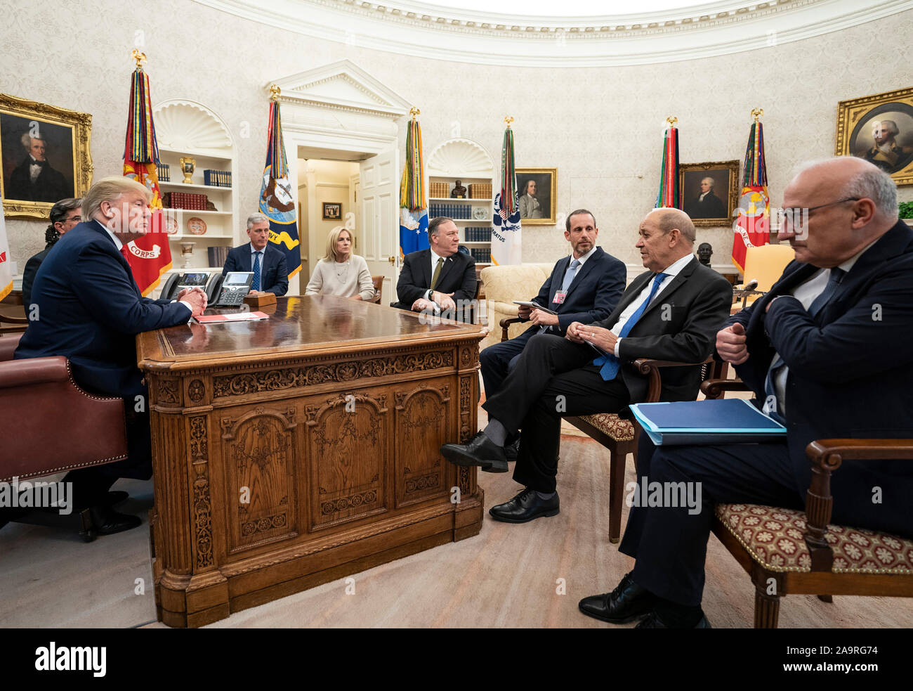 Presidente Trump partecipa alla riunione con il Ministro degli esteri francese Jean-Yves Le Drian Giovedì, nov. 14, 2019, nell'Ufficio Ovale della Casa Bianca. Foto Stock