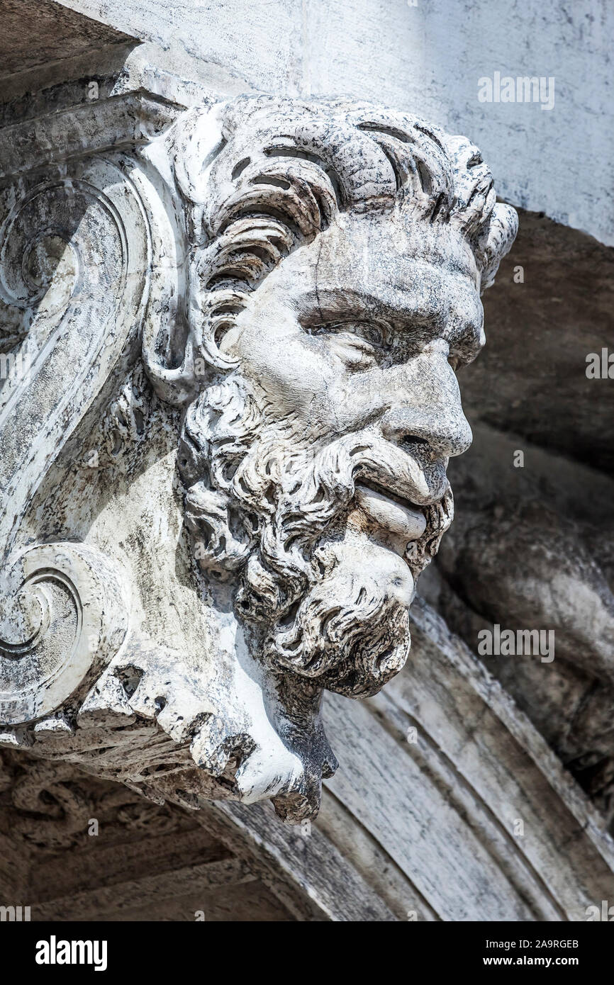 Ein schoener steinerner Maenner-Kopf in Venedig, ITALIEN Foto Stock