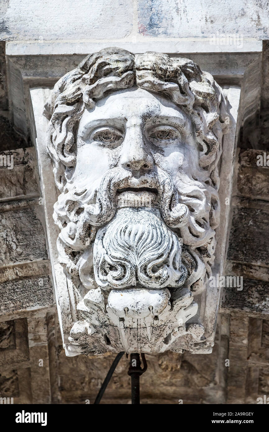 Ein schoener steinerner Maenner-Kopf in Venedig, ITALIEN Foto Stock