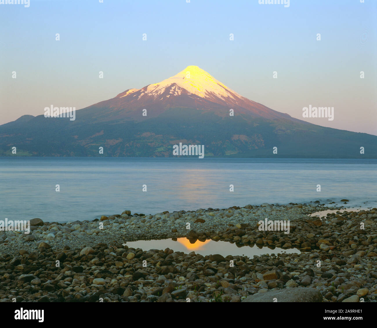 La riflessione di Vulcano, Vicente Perez Rosales National Park, Cile, America del Sud montagne delle Ande Lago Llanquihue. Foto Stock