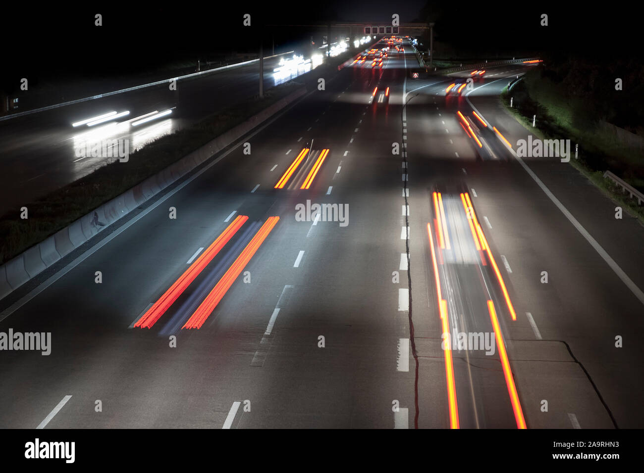 Verkehr bei Nacht in der Nähe Muenchens Foto Stock