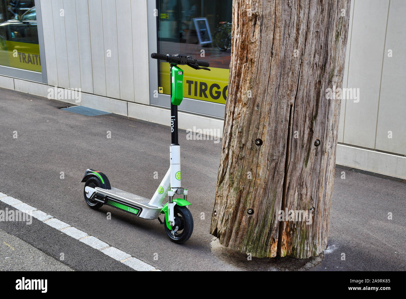 Zurigo, Svizzera, 11.14.2019: moderno, calce elettrico scooter condiviso vicino a un trunk per le strade di Zurigo Foto Stock
