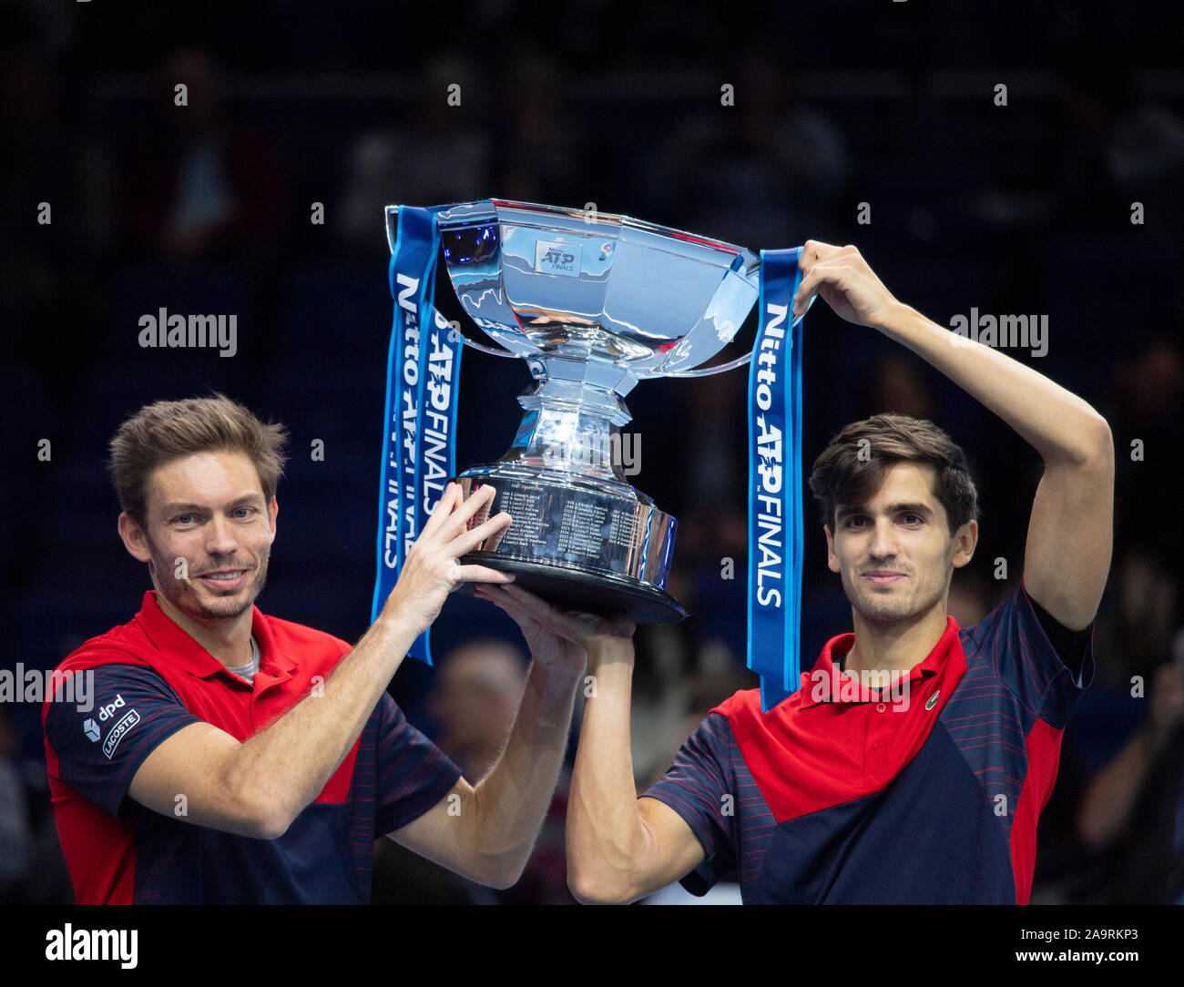 O2, Londra, Regno Unito. 17 novembre 2019. Pierre-Hugues Herbert (FRA) e Nicolas MAHUT (FRA) sollevare il vincitore del Trofeo dopo aver battuto Raven Klaasen (RSA) e Michael Venere (NZL) in Doubles Championship match. Credito: Malcolm Park/Alamy Live News. Foto Stock