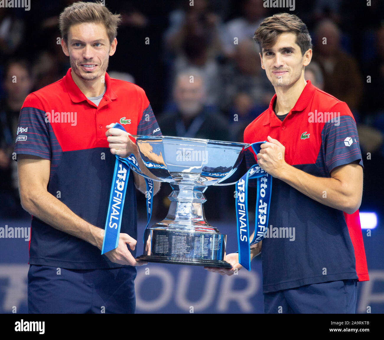 O2, Londra, Regno Unito. 17 novembre 2019. Pierre-Hugues Herbert (FRA) e Nicolas MAHUT (FRA) sollevare il vincitore del Trofeo dopo aver battuto Raven Klaasen (RSA) e Michael Venere (NZL) in Doubles Championship match. Credito: Malcolm Park/Alamy Live News. Foto Stock