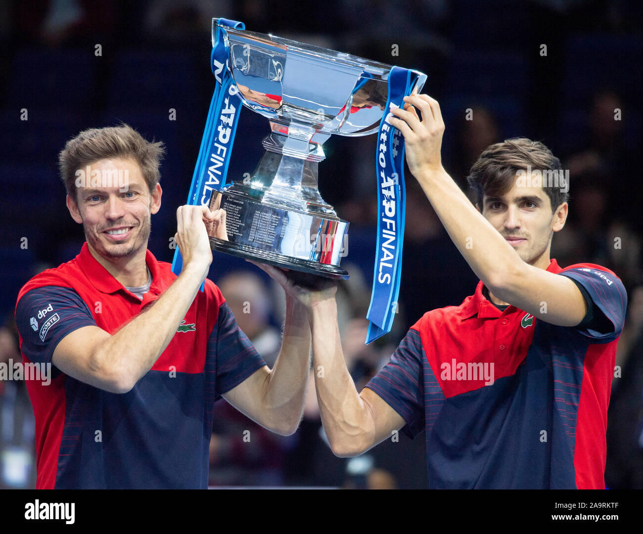O2, Londra, Regno Unito. 17 novembre 2019. Pierre-Hugues Herbert (FRA) e Nicolas MAHUT (FRA) sollevare il vincitore del Trofeo dopo aver battuto Raven Klaasen (RSA) e Michael Venere (NZL) in Doubles Championship match. Credito: Malcolm Park/Alamy Live News. Foto Stock