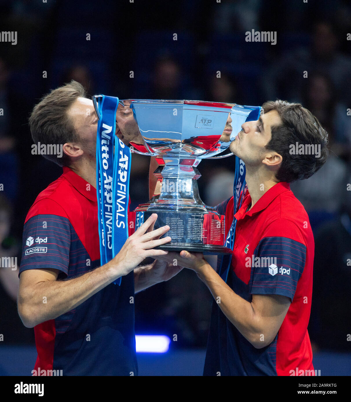 O2, Londra, Regno Unito. 17 novembre 2019. Pierre-Hugues Herbert (FRA) e Nicolas MAHUT (FRA) sollevare il vincitore del Trofeo dopo aver battuto Raven Klaasen (RSA) e Michael Venere (NZL) in Doubles Championship match. Credito: Malcolm Park/Alamy Live News. Foto Stock
