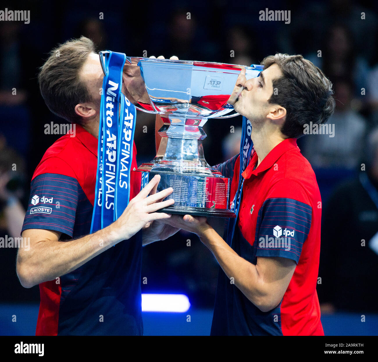O2, Londra, Regno Unito. 17 novembre 2019. Pierre-Hugues Herbert (FRA) e Nicolas MAHUT (FRA) sollevare il vincitore del Trofeo dopo aver battuto Raven Klaasen (RSA) e Michael Venere (NZL) in Doubles Championship match. Credito: Malcolm Park/Alamy Live News. Foto Stock