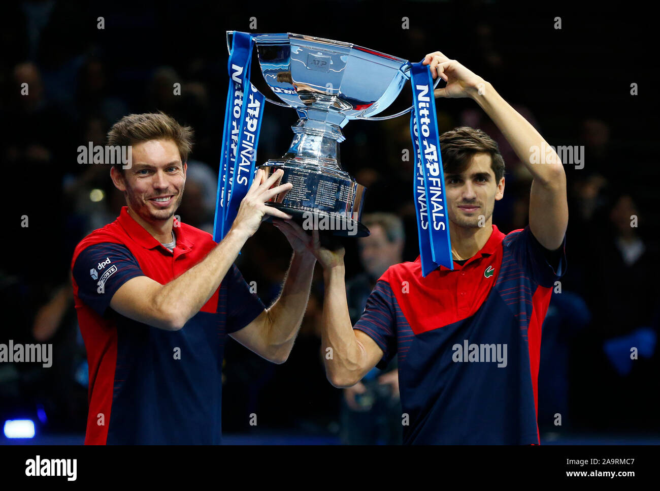 Londra, Regno Unito. Novembre 17 Pierre-Hughes Herbert e Nicolas MAHUT con trofeo durante in azione durante il Doubles Championship match finale Pierre-Hughes Herbert e Nicolas MAHUT (FRA) contro Raven Klaasen( RSA) e Michael Venere (NZL) Internazionali di Tennis - Nitto ATP World Tour Finals Giorno 8 - Martedì 17 Novembre 2019 - O2 Arena - Londra Credit: Azione Foto Sport/Alamy Live News Foto Stock