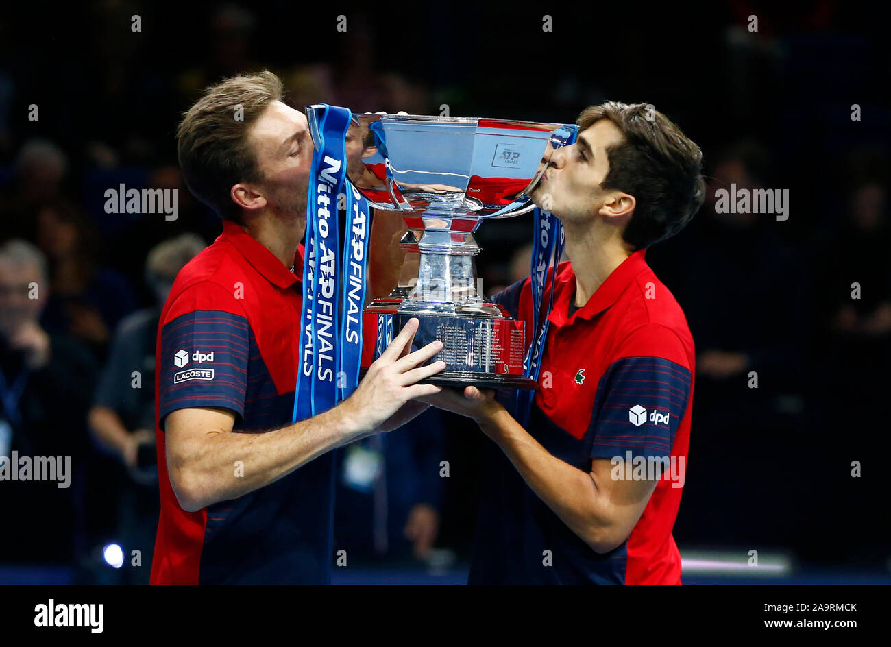 Londra, Regno Unito. Novembre 17 Pierre-Hughes Herbert e Nicolas MAHUT con trofeo durante in azione durante il Doubles Championship match finale Pierre-Hughes Herbert e Nicolas MAHUT (FRA) contro Raven Klaasen( RSA) e Michael Venere (NZL) Internazionali di Tennis - Nitto ATP World Tour Finals Giorno 8 - Martedì 17 Novembre 2019 - O2 Arena - Londra Credit: Azione Foto Sport/Alamy Live News Foto Stock