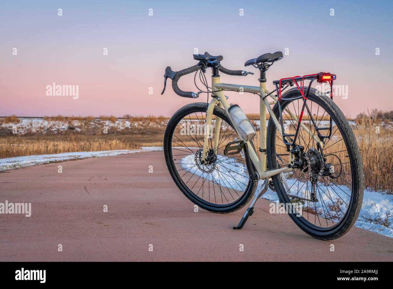 Biciclette da turismo al tramonto nel tardo autunno o inverno scenario - uno dei numerosi bike trail in Fort Collins, Colorado settentrionale, ricreazione e il pendolarismo concep Foto Stock