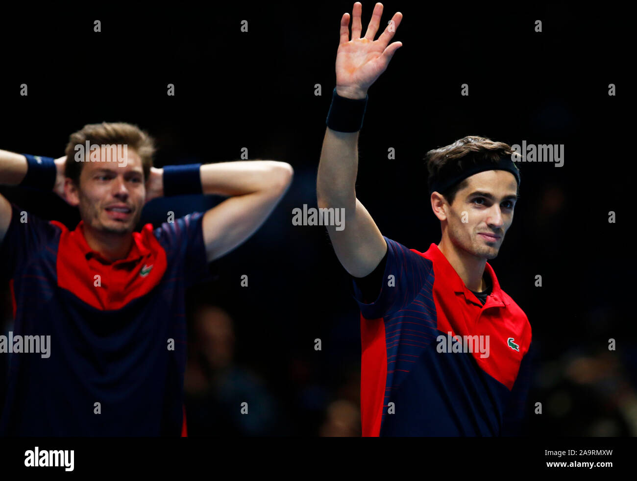 Londra, Regno Unito. 17 Nov 2019. Pierre-Hughes Herbert e Nicolas MAHUT celebra vincono durante in azione durante il Doubles Championship match finale Pierre-Hughes Herbert e Nicolas MAHUT (FRA) contro Raven Klaasen( RSA) e Michael Venere (NZL) Internazionali di Tennis - Nitto ATP World Tour Finals Giorno 8 - Martedì 17 Novembre 2019 - O2 Arena - Londra Credit: Azione Foto Sport/Alamy Live News Foto Stock