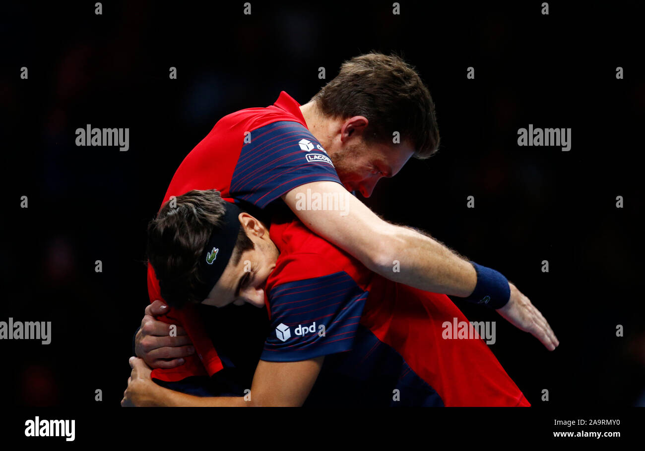 Londra, Regno Unito. 17 Nov 2019. Pierre-Hughes Herbert e Nicolas MAHUT celebra vincono durante in azione durante il Doubles Championship match finale Pierre-Hughes Herbert e Nicolas MAHUT (FRA) contro Raven Klaasen( RSA) e Michael Venere (NZL) Internazionali di Tennis - Nitto ATP World Tour Finals Giorno 8 - Martedì 17 Novembre 2019 - O2 Arena - Londra Credit: Azione Foto Sport/Alamy Live News Foto Stock