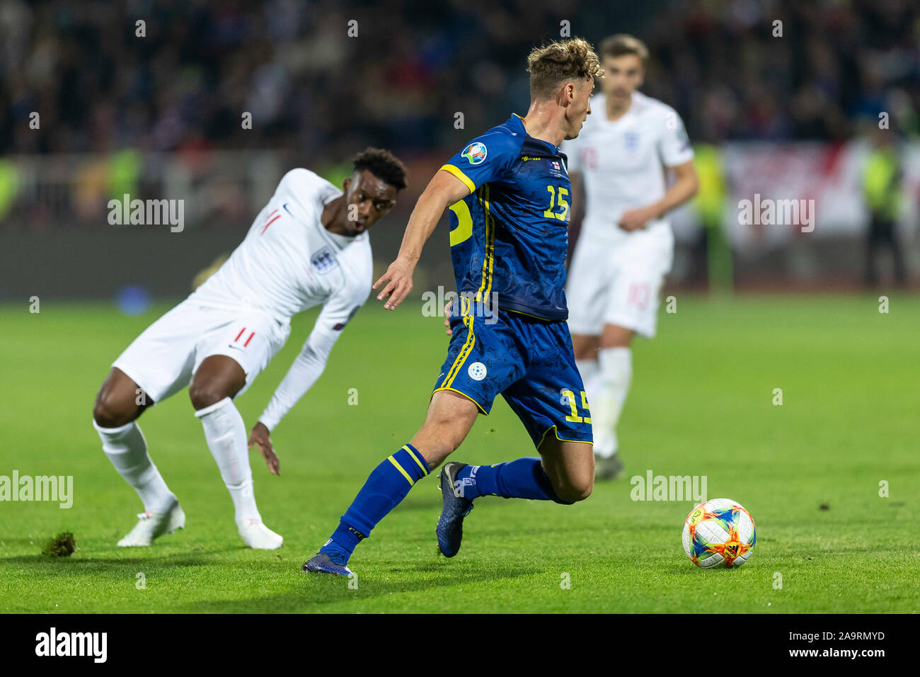 A Pristina, in Kosovo. 17 Nov, 2019. Callum Hudson-Odoi di Inghilterra e Mergim Vojvoda del Kosovo durante UEFA EURO 2020 qualifica del Gruppo una corrispondenza tra il Kosovo e l'Inghilterra a Fadil Vokrri Stadium il 17 novembre 2019 a Pristina, in Kosovo. (Foto di Daniel Chesterton/phcimages.com) Credit: Immagini di PHC/Alamy Live News Foto Stock