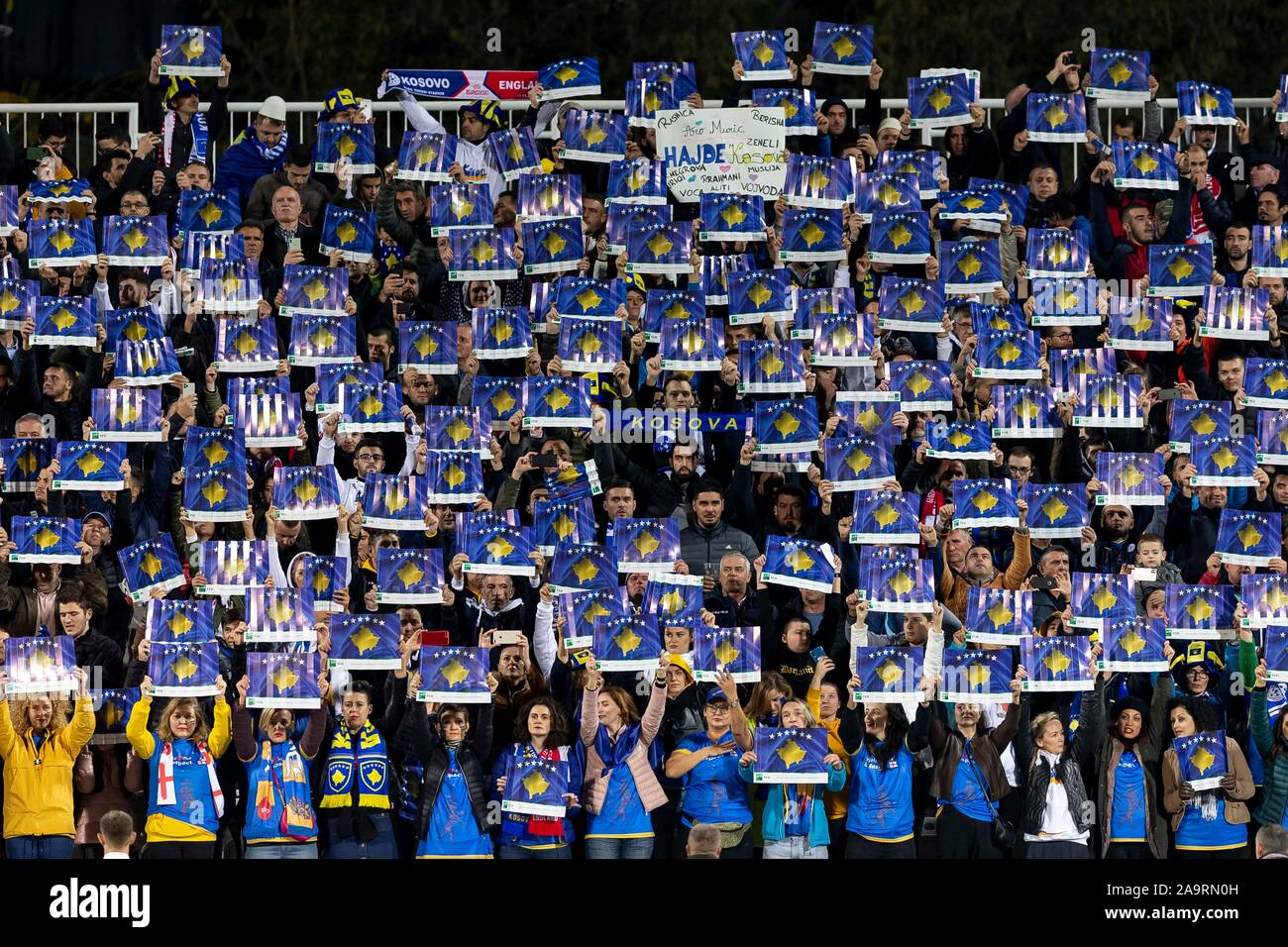 A Pristina, in Kosovo. 17 Nov, 2019. Il Kosovo appassionati prima di UEFA EURO 2020 qualifica del Gruppo una corrispondenza tra il Kosovo e l'Inghilterra a Fadil Vokrri Stadium il 17 novembre 2019 a Pristina, in Kosovo. (Foto di Daniel Chesterton/phcimages.com) Credit: Immagini di PHC/Alamy Live News Foto Stock