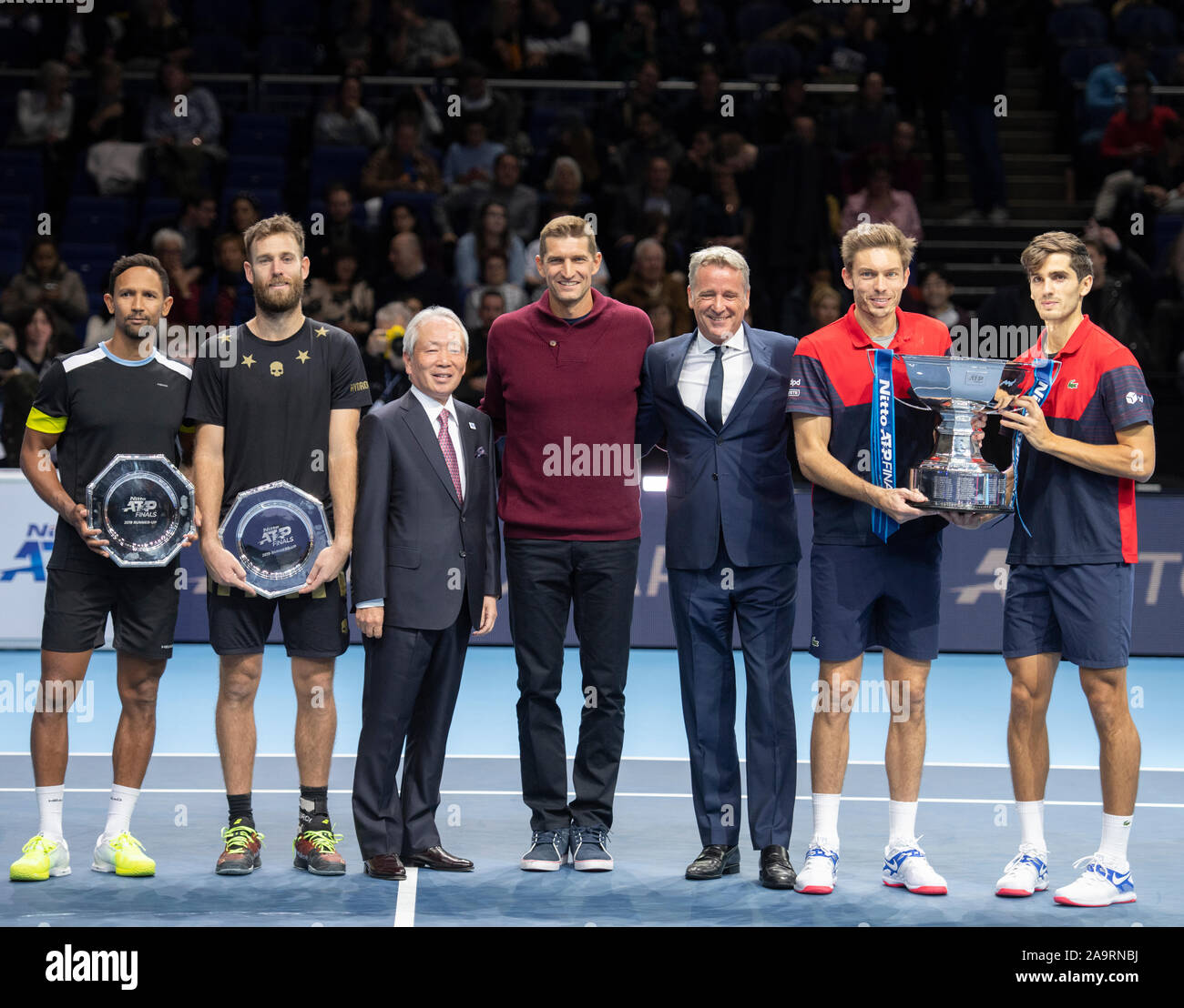 O2, Londra, Regno Unito. 17 novembre 2019. Pierre-Hugues Herbert (FRA) e Nicolas MAHUT (FRA) sollevare il vincitore del Trofeo dopo aver battuto Raven Klaasen (RSA) e Michael Venere (NZL) in Doubles Championship match, fotografati con Hideo Tafasaki, presidente, CEO e COO Nitto, Alex Hill, CEO di AEG Europe e Chris Kermode, presidente esecutivo e presidente di ATP. Credito: Malcolm Park/Alamy Live News. Foto Stock
