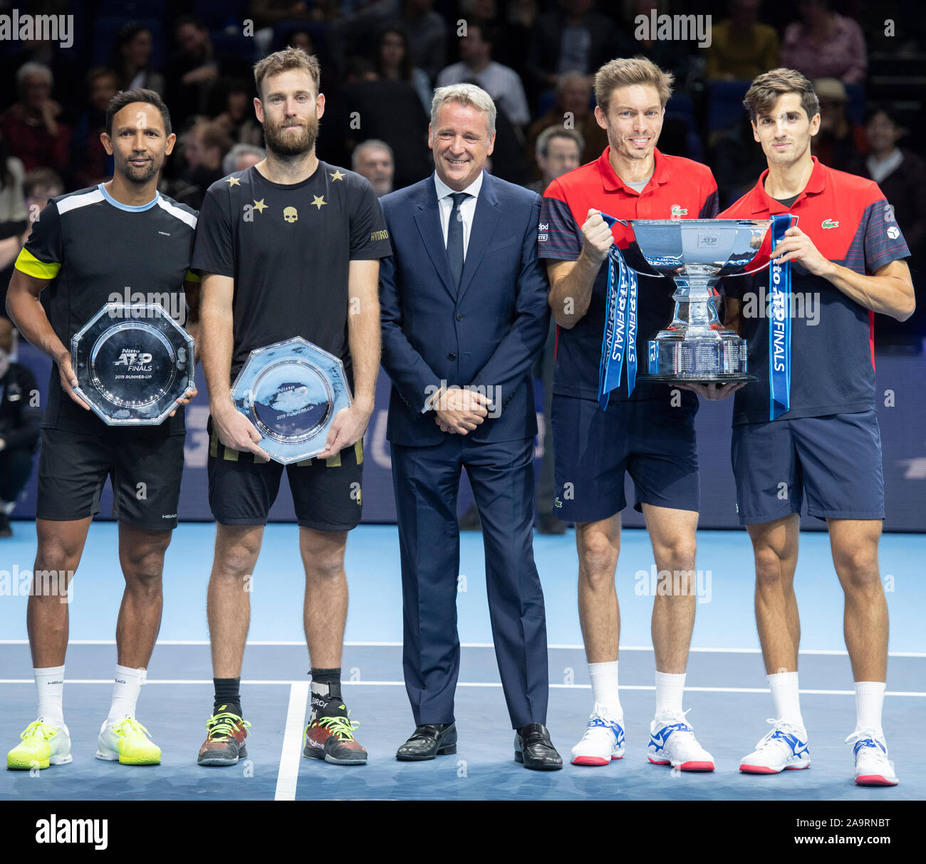O2, Londra, Regno Unito. 17 novembre 2019. Pierre-Hugues Herbert (FRA) e Nicolas MAHUT (FRA) sollevare il vincitore del Trofeo dopo aver battuto Raven Klaasen (RSA) e Michael Venere (NZL) in Doubles Championship match, fotografati con Chris Kermode, presidente esecutivo e presidente di ATP. Credito: Malcolm Park/Alamy Live News. Foto Stock