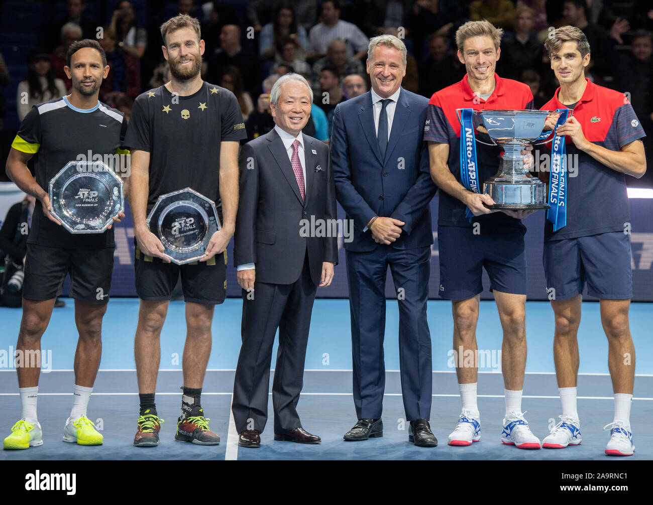 O2, Londra, Regno Unito. 17 novembre 2019. Pierre-Hugues Herbert (FRA) e Nicolas MAHUT (FRA) sollevare il vincitore del Trofeo dopo aver battuto Raven Klaasen (RSA) e Michael Venere (NZL) in Doubles Championship match, fotografati con Hideo Takasaki, presidente, CEO e COO Nitto e Chris Kermode, presidente esecutivo e presidente di ATP. Credito: Malcolm Park/Alamy Live News. Foto Stock