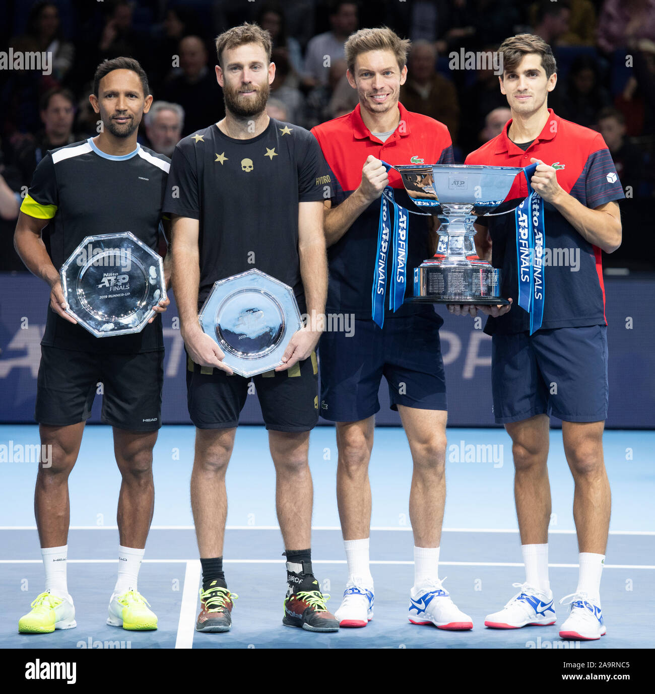 O2, Londra, Regno Unito. 17 novembre 2019. Pierre-Hugues Herbert (FRA) e Nicolas MAHUT (FRA) sollevare il vincitore del Trofeo dopo aver battuto Raven Klaasen (RSA) e Michael Venere (NZL) in Doubles Championship match. Credito: Malcolm Park/Alamy Live News. Foto Stock