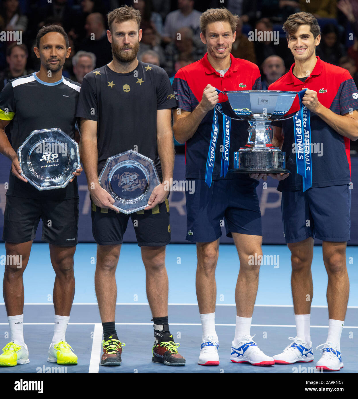 O2, Londra, Regno Unito. 17 novembre 2019. Pierre-Hugues Herbert (FRA) e Nicolas MAHUT (FRA) sollevare il vincitore del Trofeo dopo aver battuto Raven Klaasen (RSA) e Michael Venere (NZL) in Doubles Championship match. Credito: Malcolm Park/Alamy Live News. Foto Stock
