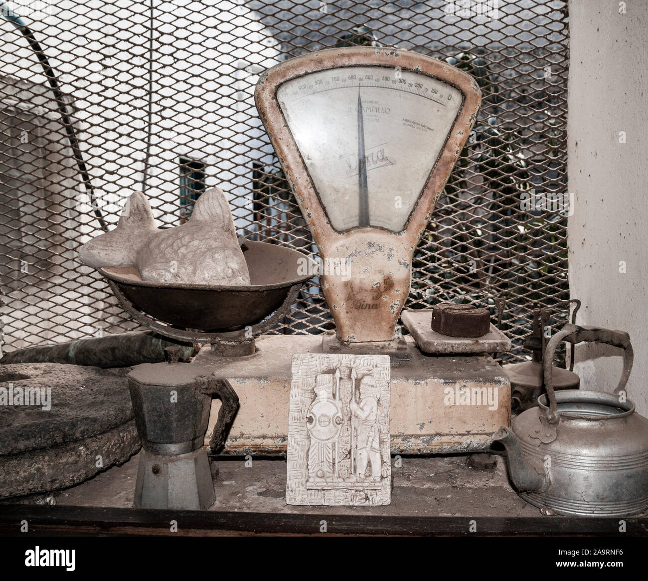 Scale vecchie e bollitore in cucina di casa derelict nel villaggio in Spagna. Foto Stock