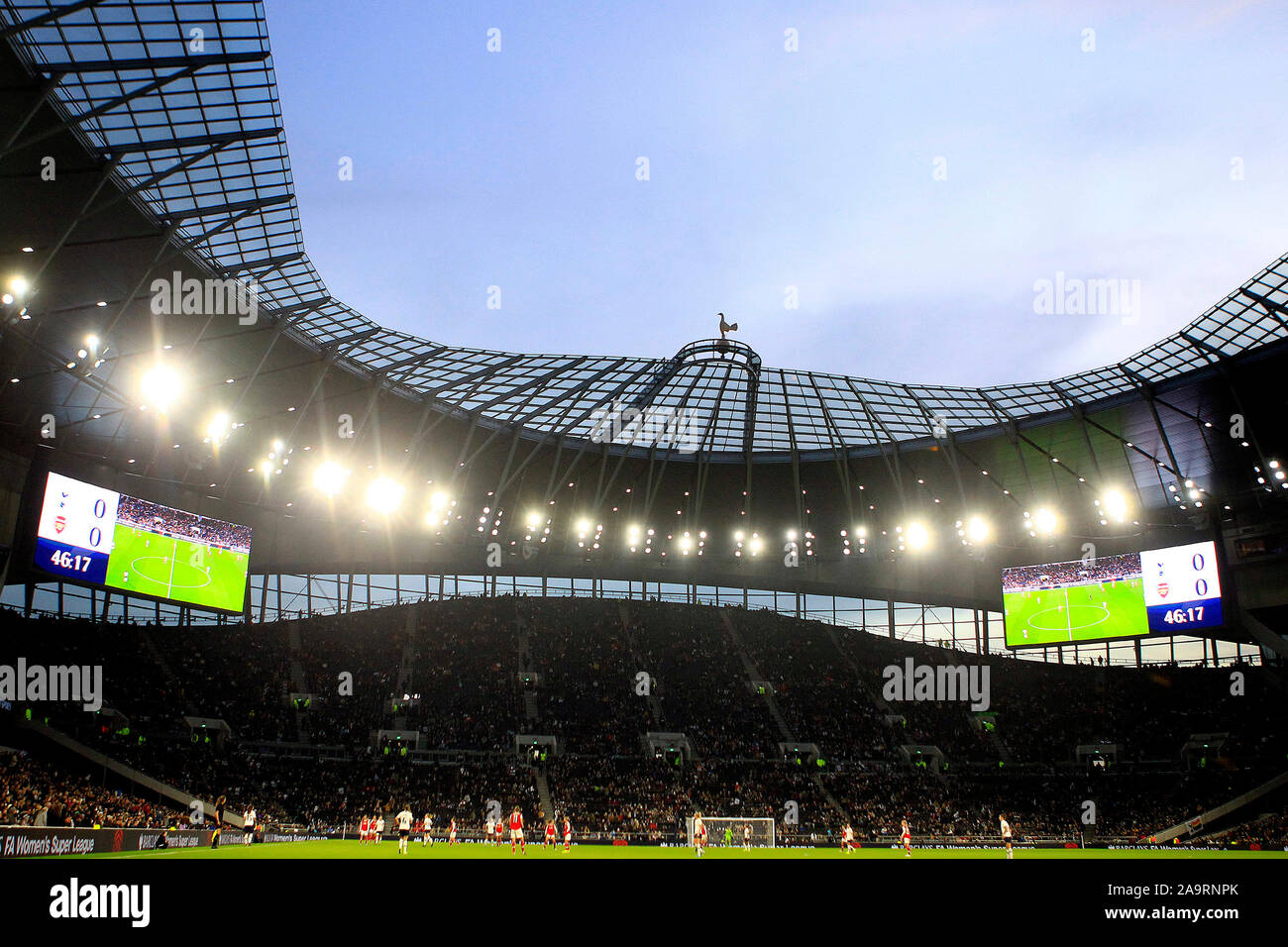 Londra, Regno Unito. 17 Nov, 2019. Una vista generale all'interno del Tottenham Hotspur stadium durante il gioco. Barclaycard FA WomenÕs super league, Tottenham Hotspur donne v Arsenal donne presso la stazione di Tottenham Hotspur Stadium di Londra domenica 17 novembre 2019. Questa immagine può essere utilizzata solo per scopi editoriali. Solo uso editoriale, è richiesta una licenza per uso commerciale. Nessun uso in scommesse, giochi o un singolo giocatore/club/league pubblicazioni . pic da Steffan Bowen/Andrew Orchard fotografia sportiva/Alamy Live news Credito: Andrew Orchard fotografia sportiva/Alamy Live News Foto Stock