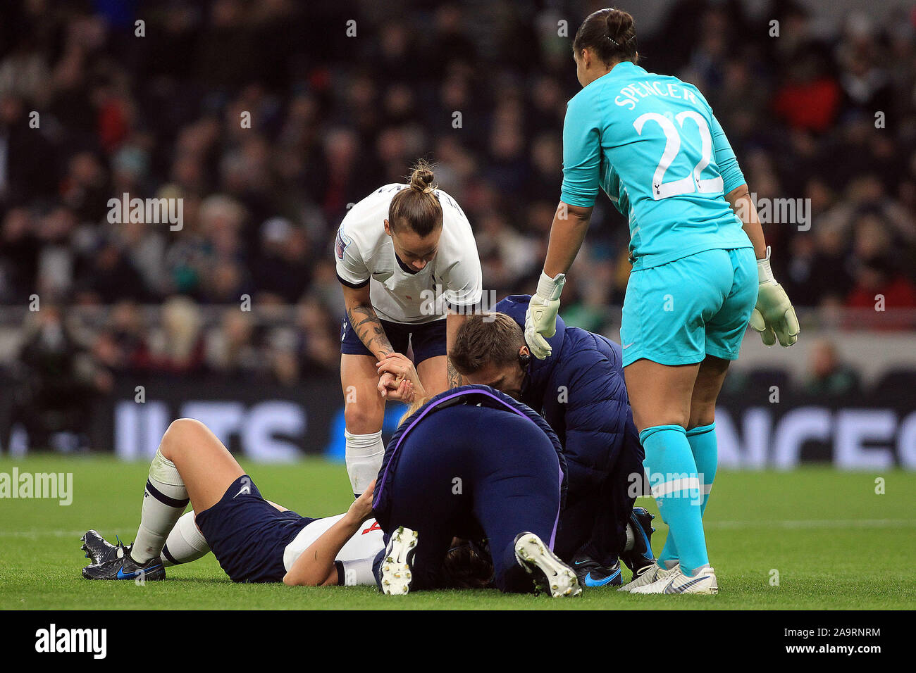 Londra, Regno Unito. 17 Nov, 2019. Hannah Godfrey del Tottenham Hotspur donne riceve il trattamento dopo una palla aveva colpito in viso. Barclaycard FA WomenÕs super league, Tottenham Hotspur donne v Arsenal donne presso la stazione di Tottenham Hotspur Stadium di Londra domenica 17 novembre 2019. Questa immagine può essere utilizzata solo per scopi editoriali. Solo uso editoriale, è richiesta una licenza per uso commerciale. Nessun uso in scommesse, giochi o un singolo giocatore/club/league pubblicazioni . pic da Steffan Bowen/Andrew Orchard fotografia sportiva/Alamy Live news Credito: Andrew Orchard fotografia sportiva/Alamy Live News Foto Stock