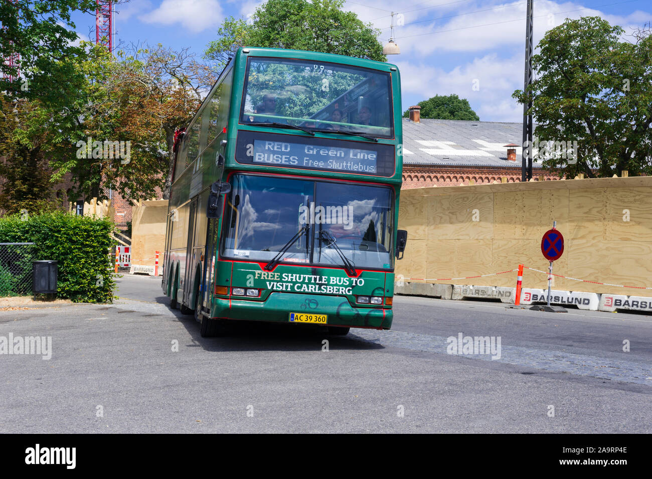 Un servizio di bus navetta di prendere i turisti per la fabbrica di birra Carlsberg, Copenhagen, Danimarca Foto Stock