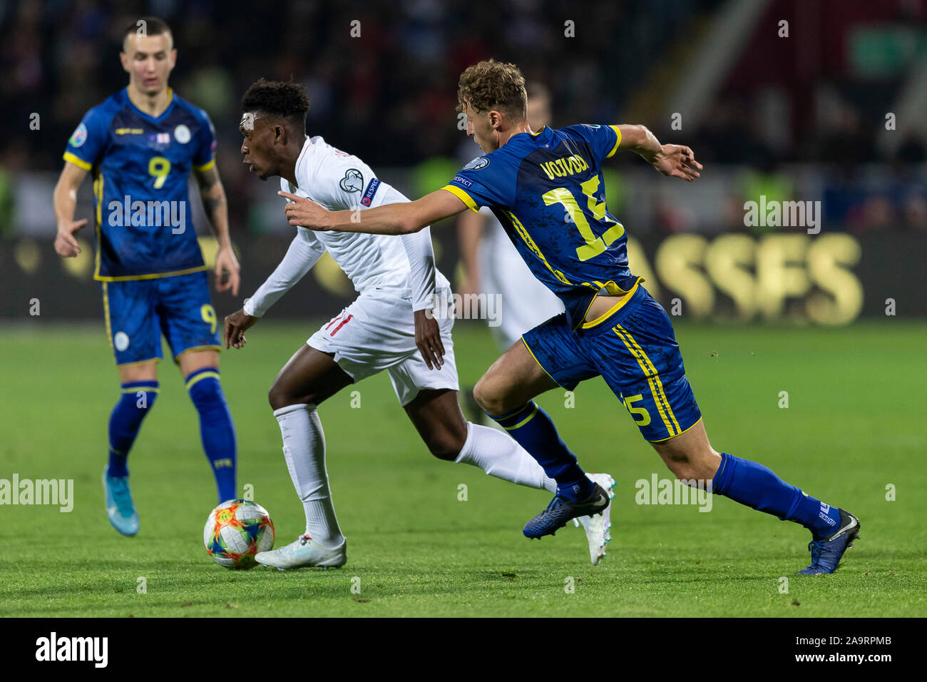 A Pristina, in Kosovo. 17 Nov, 2019. Callum Hudson-Odoi di Inghilterra e Mergim Vojvoda del Kosovo durante UEFA EURO 2020 qualifica del Gruppo una corrispondenza tra il Kosovo e l'Inghilterra a Fadil Vokrri Stadium il 17 novembre 2019 a Pristina, in Kosovo. (Foto di Daniel Chesterton/phcimages.com) Credit: Immagini di PHC/Alamy Live News Foto Stock