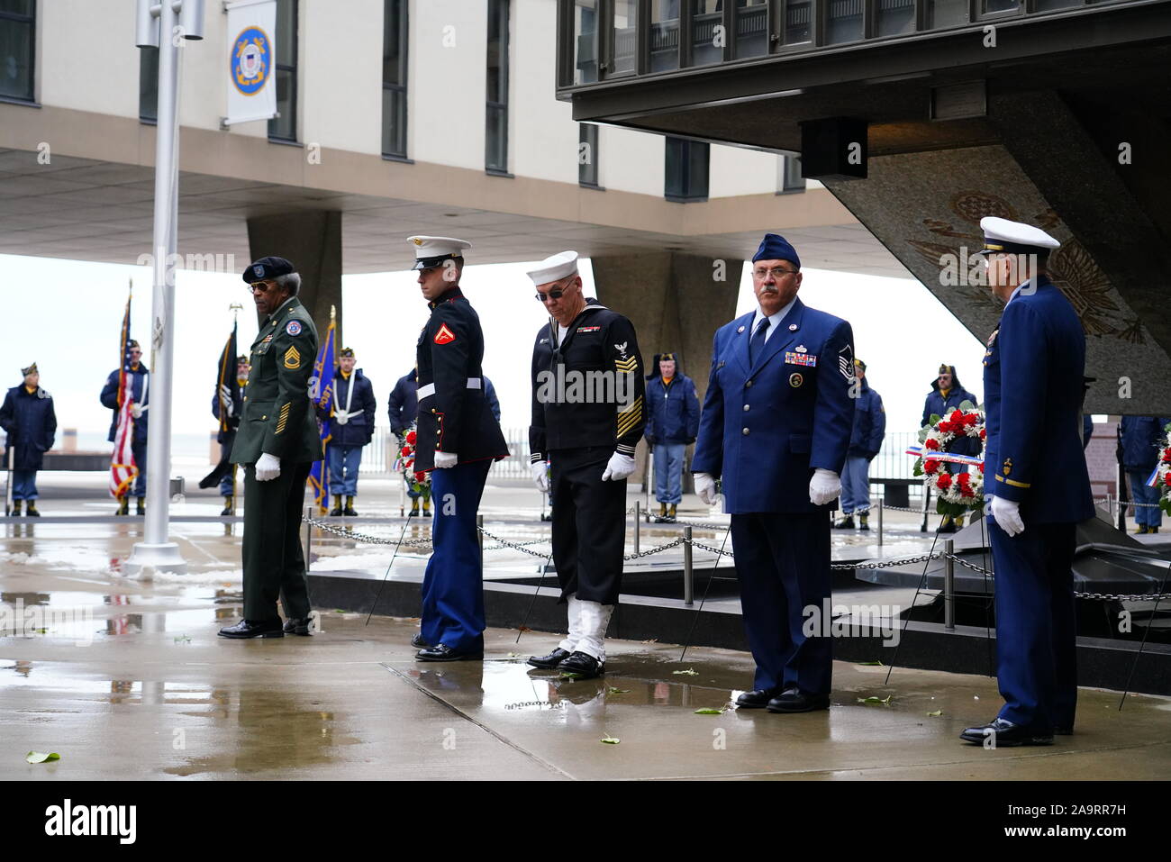 Molti veterani tutto Wisconsin venuto fuori ai veterani parata del giorno - onorare la nostra cerimonia militare servizio a Milwaukee County War Memorial. Foto Stock