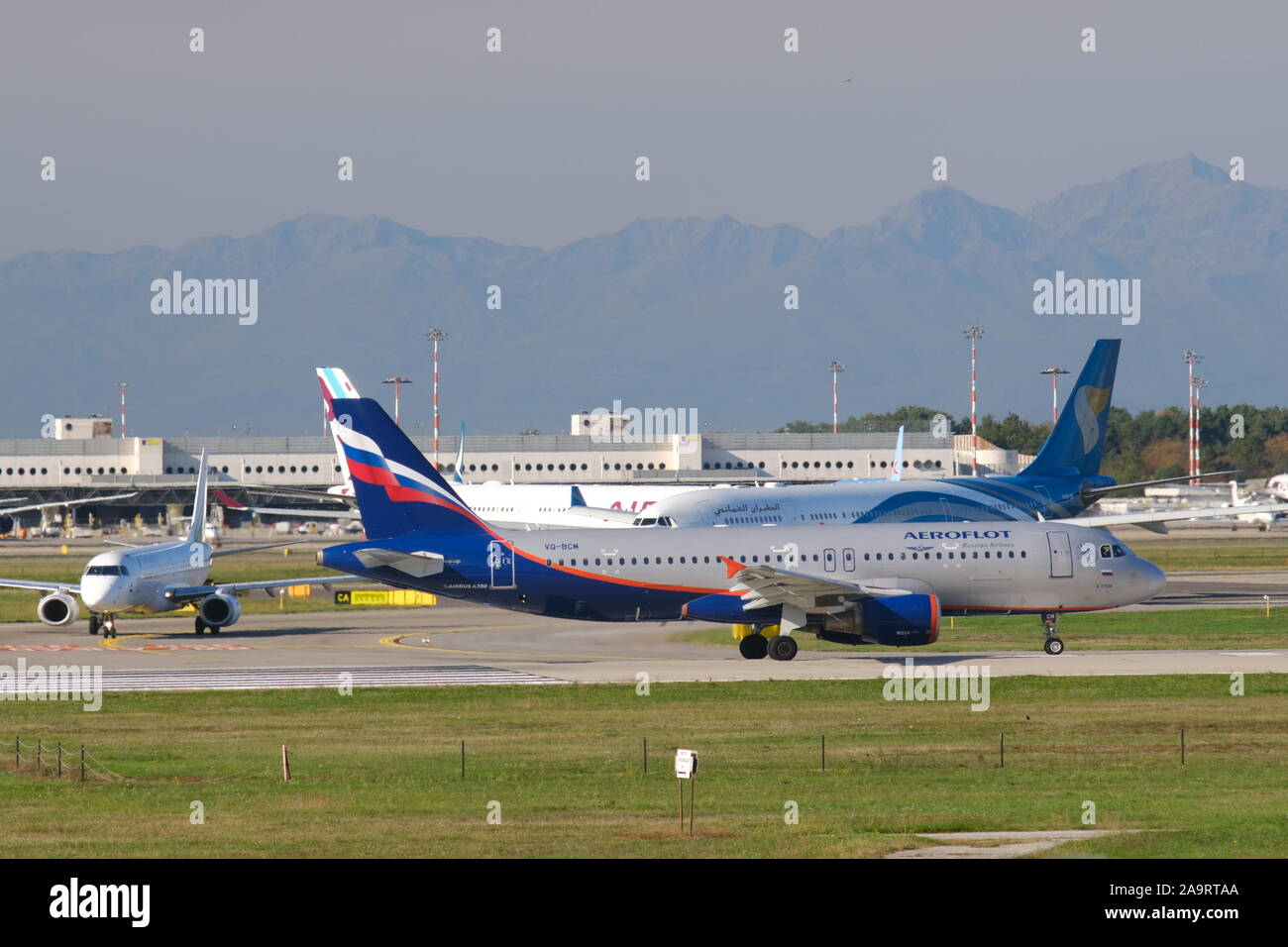 Milano Malpensa, Lombardia, Italia. Circa il 10/2019. Aeroflot Airbus A320-214 velivolo manovre su Malpensa aeroporto. Sullo sfondo la Foto Stock