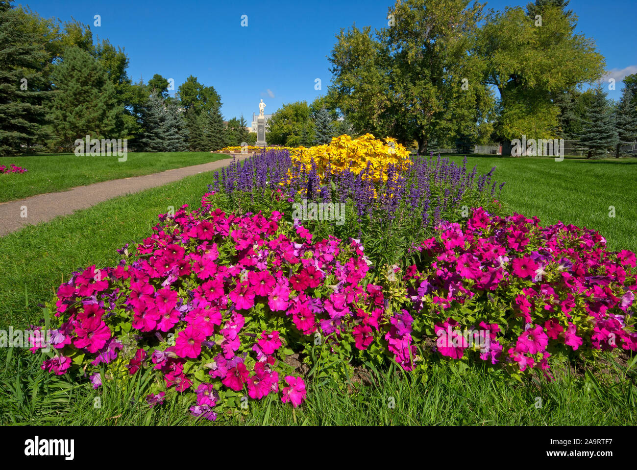 Parenti park (sullo sfondo la statua di Hugh Cairns, giocatore di football e soldato, uccisi durante la guerra mondiale I),Saskatoon, Saskatchewan, Canada Foto Stock