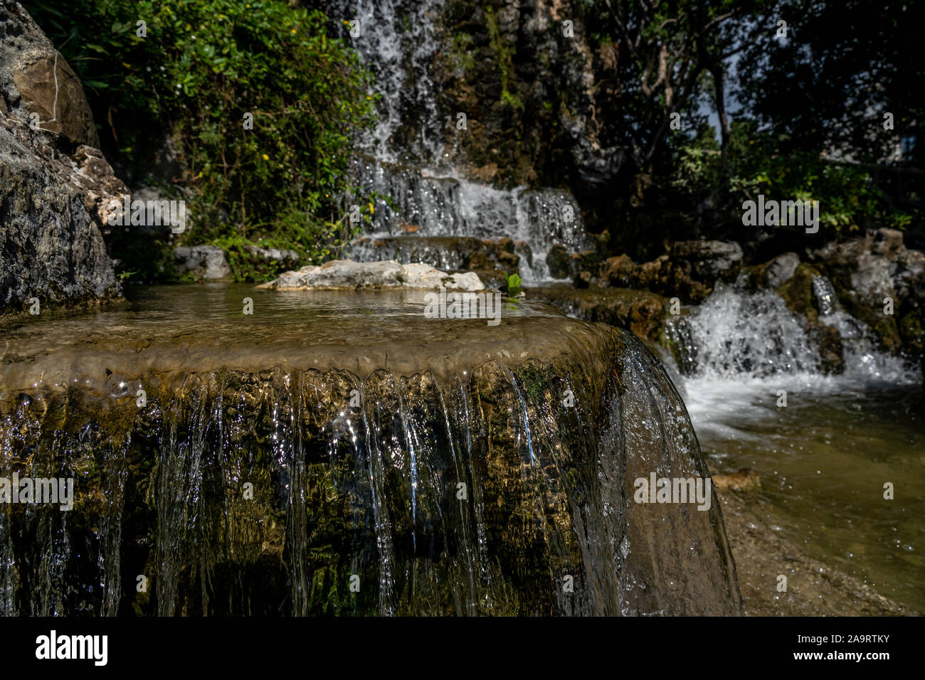 Una lunga esposizione immagine di una cascata nel parco pubblico in Genova, Italia Foto Stock