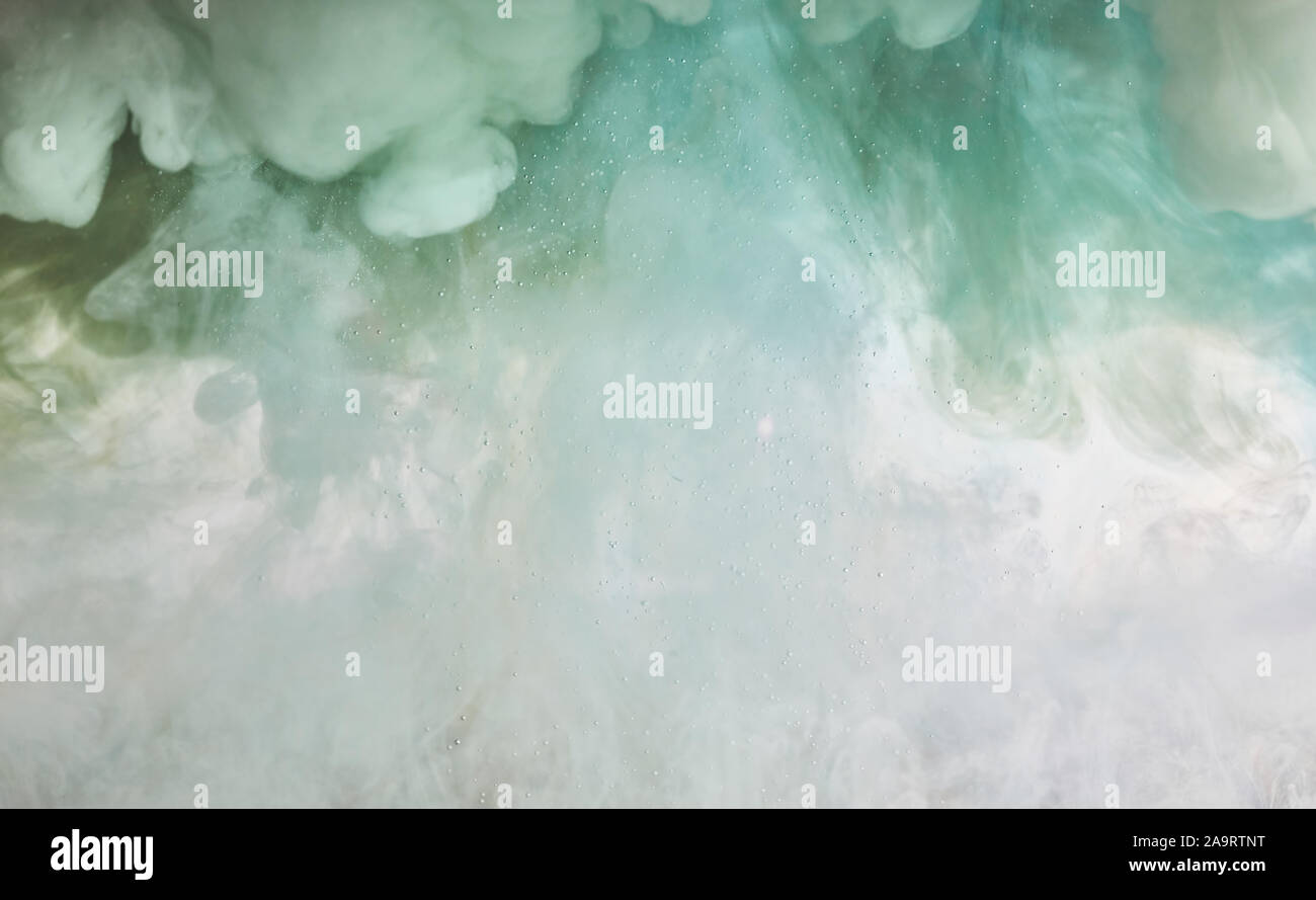 Colori fatta cadere nel liquido e fotografato mentre è in movimento. Foto Stock
