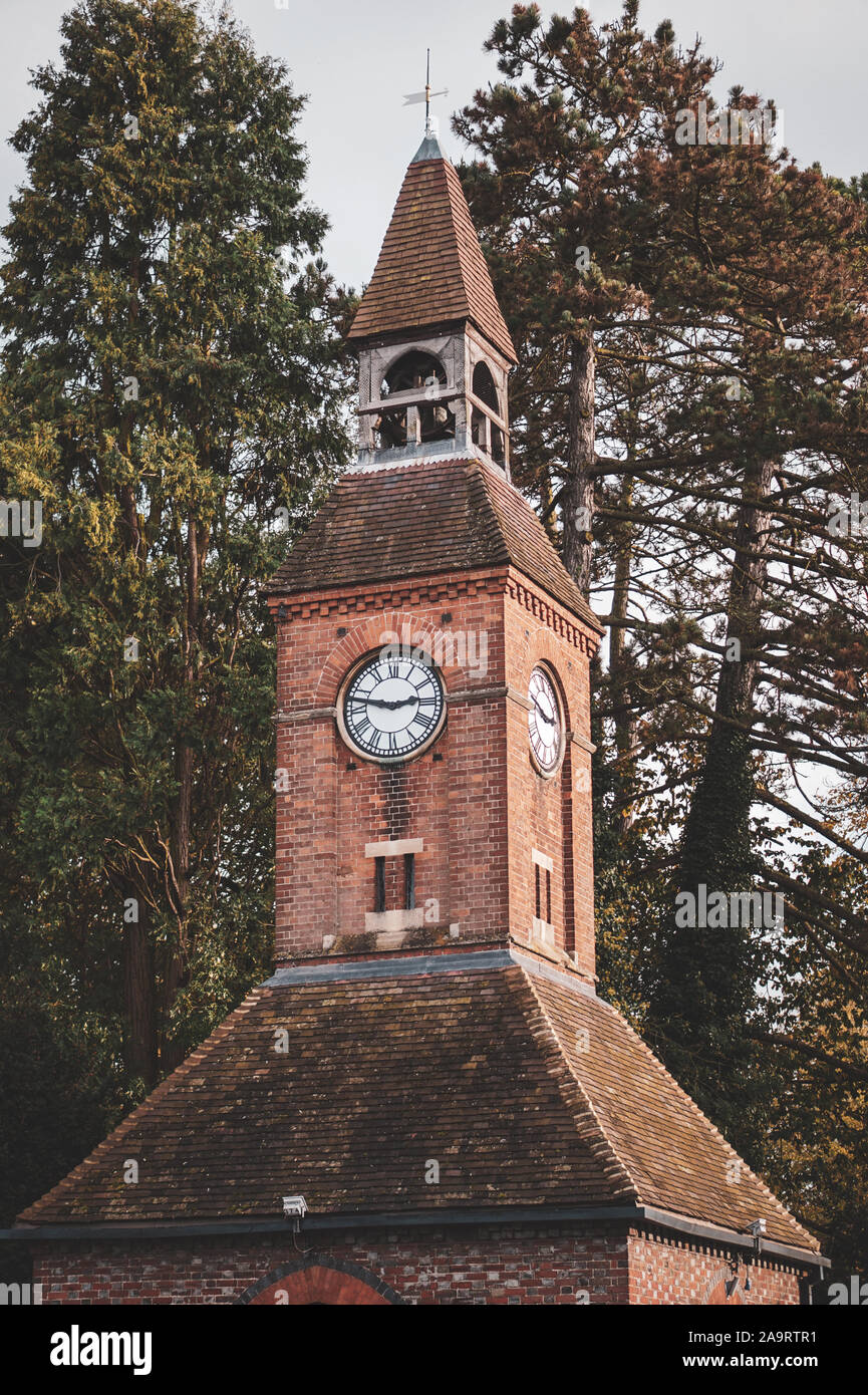 Una torre in una bellissima chiesa vecchia Foto Stock