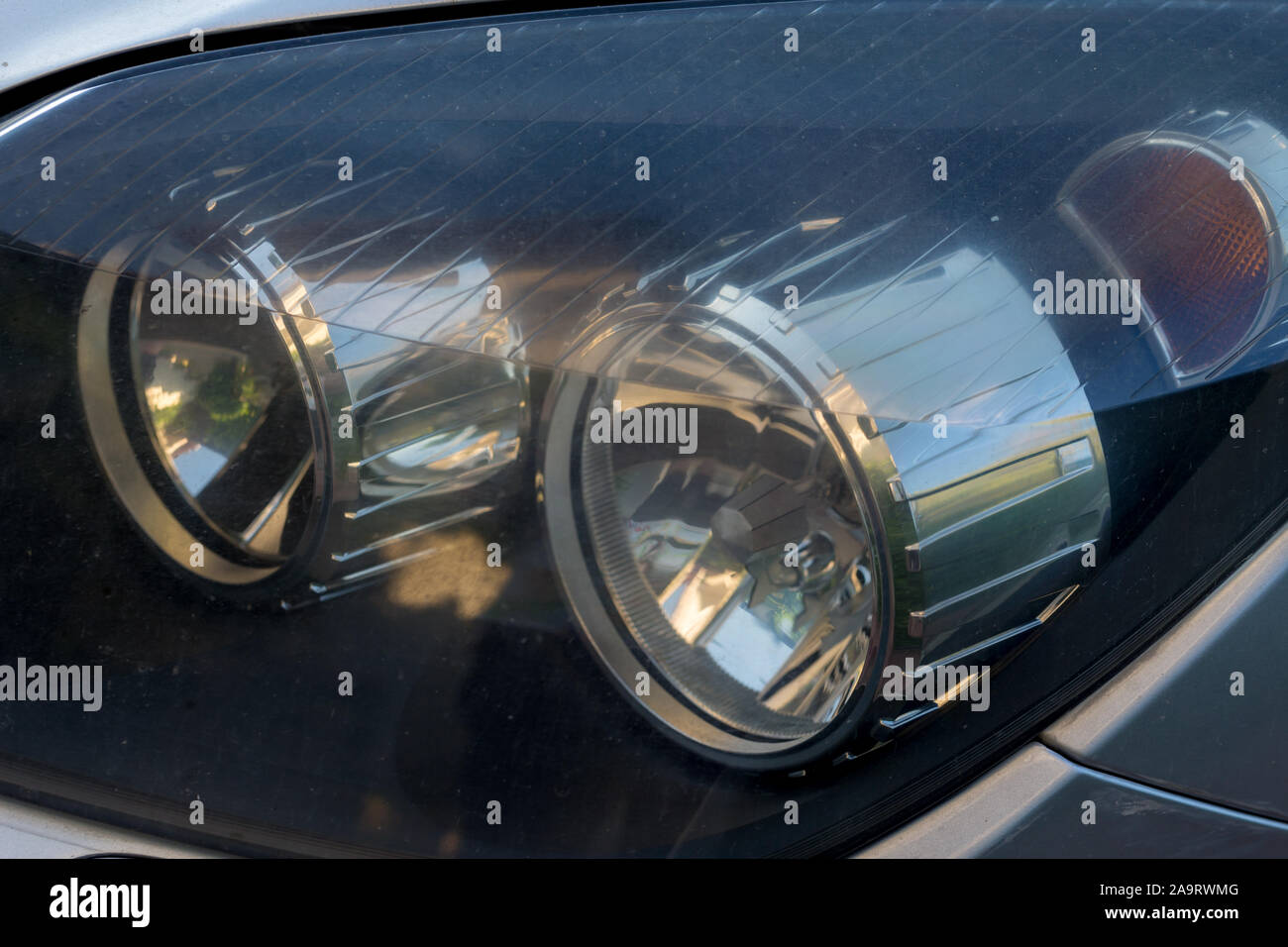 Vecchio e sporco faro auto Foto Stock