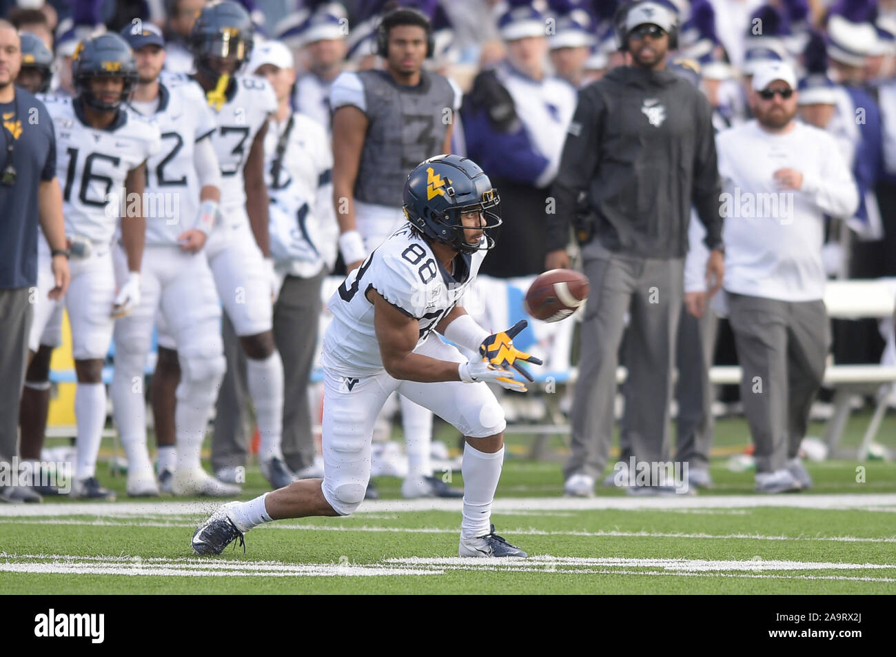 16 novembre 2019: West Virginia alpinisti wide receiver Esdale Isaia (88) fa una dichiarazione delle catture durante il NCAA Football gioco tra il West Virginia alpinisti e il Kansas State Wildcats al Bill Snyder famiglia Stadium di Manhattan, Kansas. Kendall Shaw/CSM Foto Stock