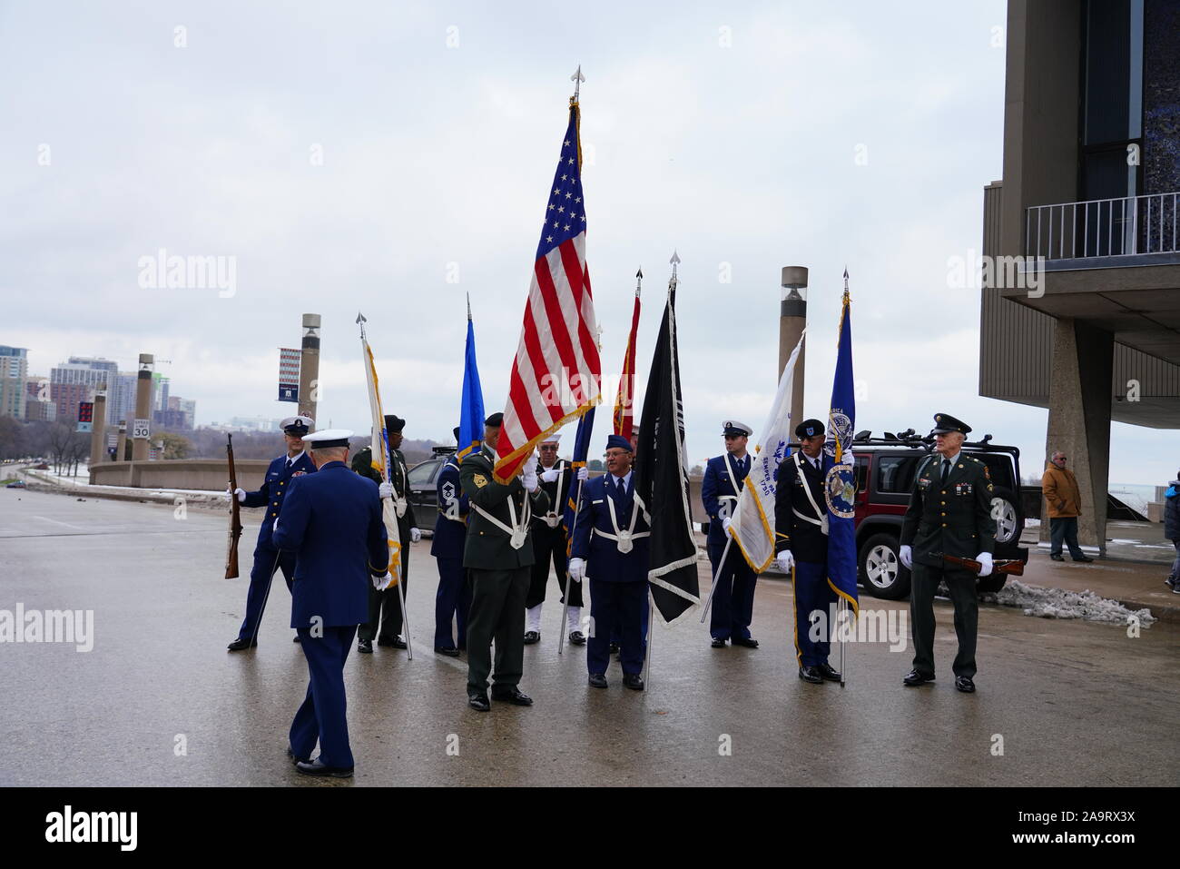 Molti veterani tutto Wisconsin venuto fuori ai veterani parata del giorno - onorare la nostra cerimonia militare servizio a Milwaukee County War Memorial. Foto Stock