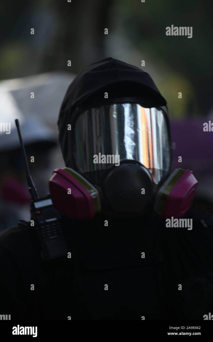 Hong Kong, Cina. 17 Nov 2019. Un protestor sul frontlines del Politecnico Università può essere visto vestite di nero con una lacrima di maschera a gas e una faccia riflettente di copertura. Queste caratteristiche di esemplificare le attrezzature essenziali della RAS di Hong Kong i manifestanti, destinata a proteggerli dai gas lacrimogeni e possibili della tecnologia di riconoscimento facciale. Credito: Katherine Cheng/Alamy Live News. Foto Stock