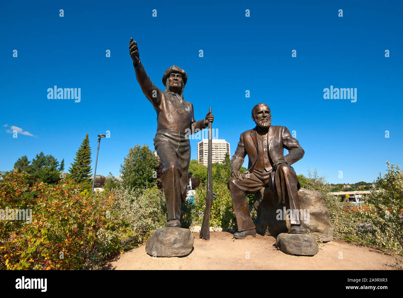 Le statue dei padri fondatori Chief Whitecap e John Lago (dallo scultore Hans Holtkamp) in Saskatoon, Saskatchewan, Canada Foto Stock