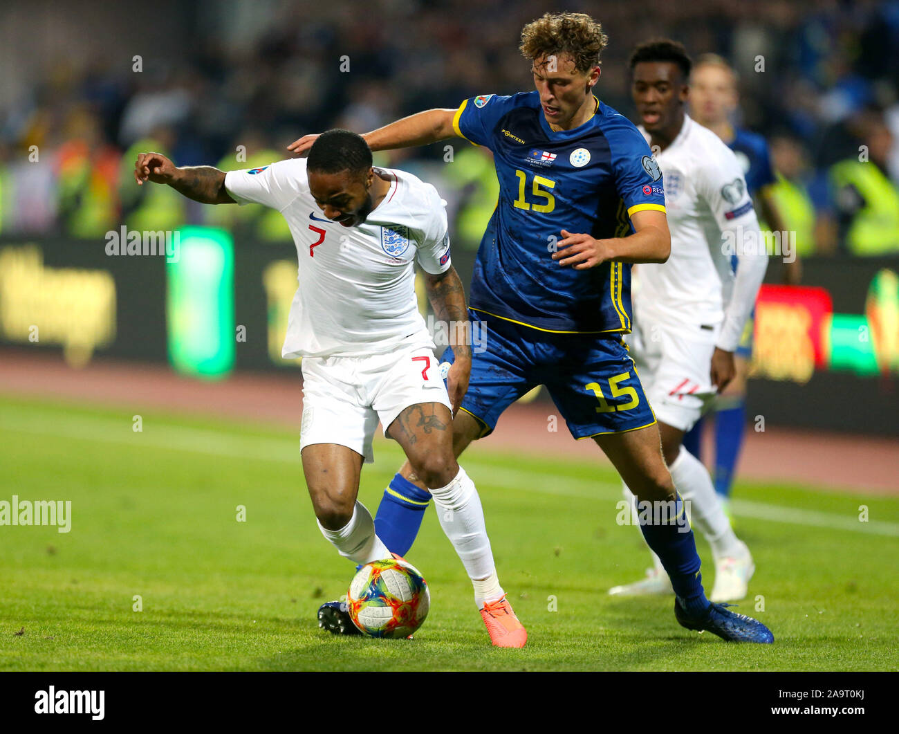 L'Inghilterra del Raheem Sterling (sinistra) e del Kosovo Vojvoda Mergim battaglia per la sfera durante UEFA EURO 2020 partita di qualificazione al Fadil Vokrri Stadium, Pristina. Foto Stock