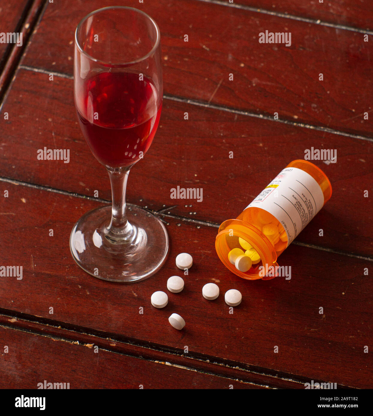 La miscelazione di pillole e il vino non è una buona idea Foto Stock