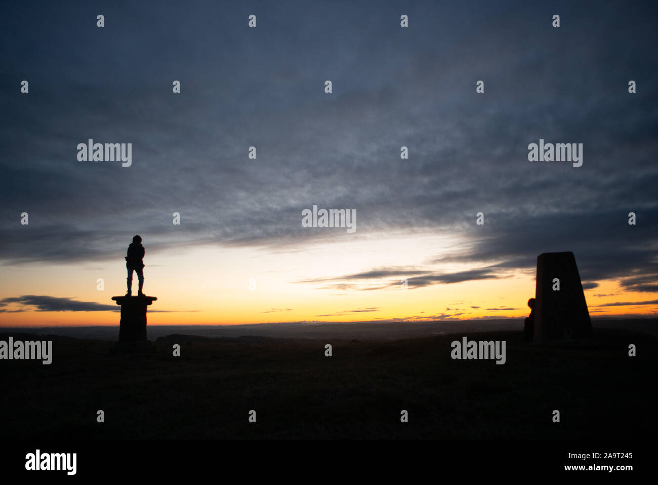 Silhouette al tramonto in cima cockleroy, bathgate colline Foto Stock