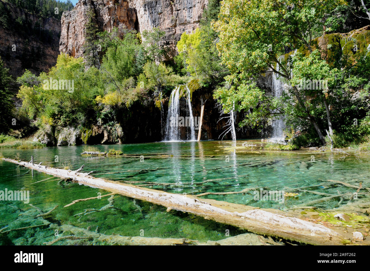 Appendere il lago, Glenwood Canyon vicino a Glenwood Springs Colorado è un raro esempio di travertino formazione geologica. Foto Stock