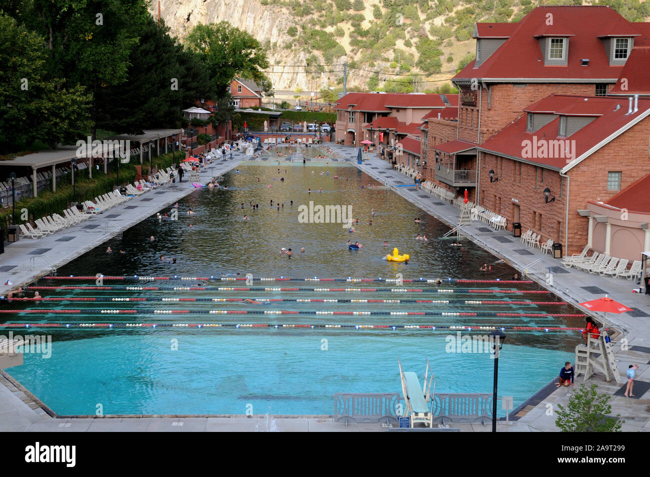 La zona piscina principale a Glenwood Hot Springs Resort Colorado Rockies. Si tratta di un tutto l'anno, località famosa per le sue sorgenti di acqua calda. Foto Stock