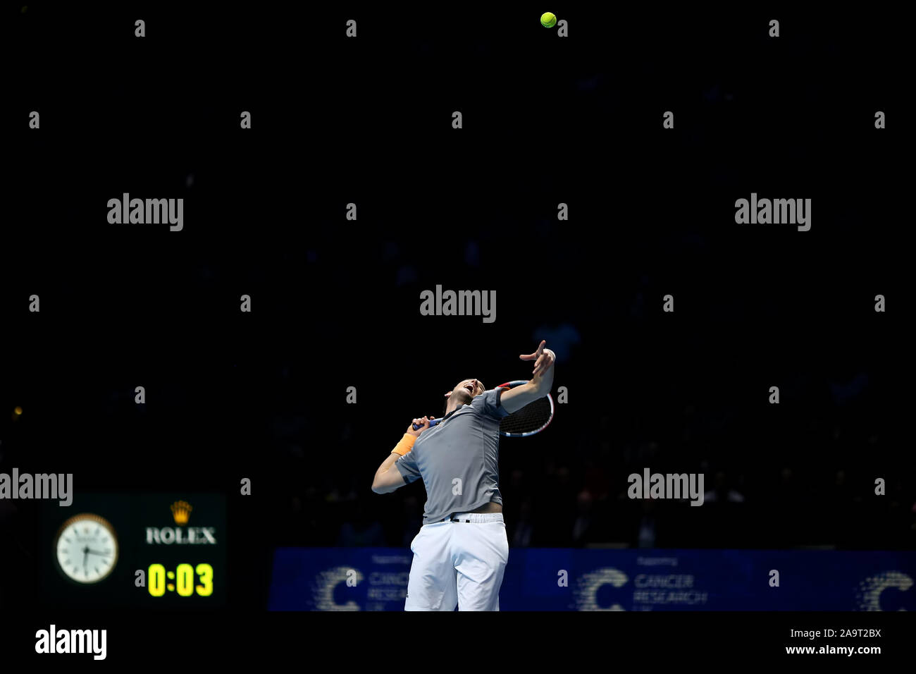 Arena. Londra, Regno Unito. 17 Nov, 2019. Nitto tennis ATP Finals; Dominic Thiem (Austria) serve a Stefanos Tsitsipas (Grecia) - Editoriale usare carte di credito: Azione Plus sport/Alamy Live News Foto Stock