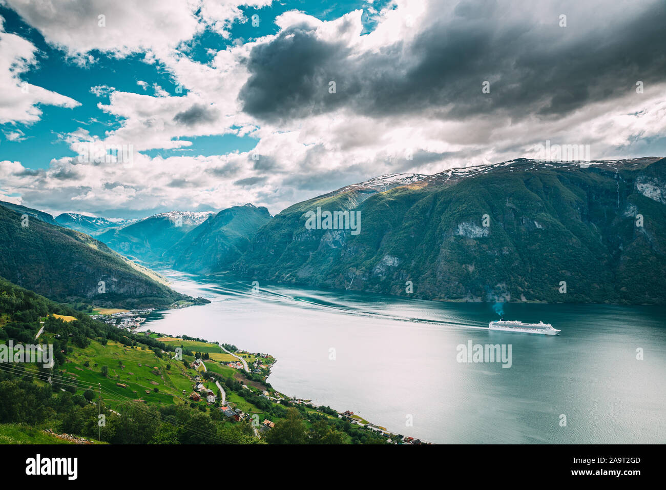 Aurland, Sogn og Fjordane fiordo, Norvegia. Estate incredibile vista panoramica di Sogn og Fjordane. Nave o traghetto camicia flottante nel famoso Natura norvegese Foto Stock